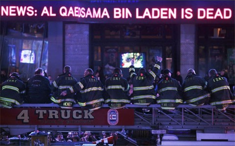 Những người lính cứu hỏa của Ladder Company 4, đơn vị mất 7 người trong vụ tấn công 11/9/2001, cùng ngồi trên chiếc xe thang để theo dõi một bản tin ở Quảng trường Thời đại thông báo việc trùm khủng bố Osama bin Laden bị tiêu diệt ngày 2/5. Đội biệt kích Mỹ Seal Team Six hạ được Bin Laden trong một ngôi nhà ở thị trấn Abbottabad, Pakistan. Ảnh: New York Times